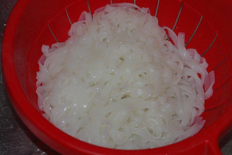 Ảnh mượn theo giấy phép mở — sợi bánh phở tươi đựng trong rổ nhựa đỏ, không phải bánh phở của quán này
