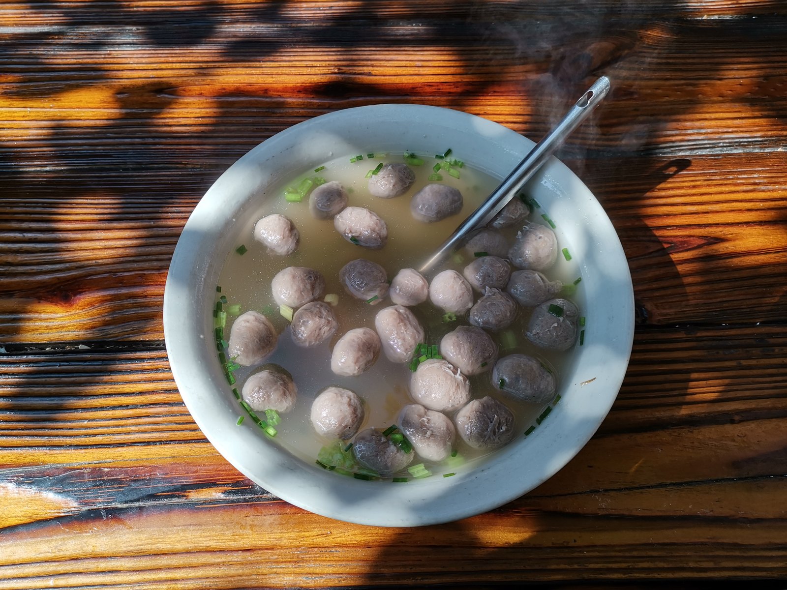 Ảnh mượn theo giấy phép mở — một bát bò viên thả nước dùng trên bàn gỗ, không phải bò viên của quán này