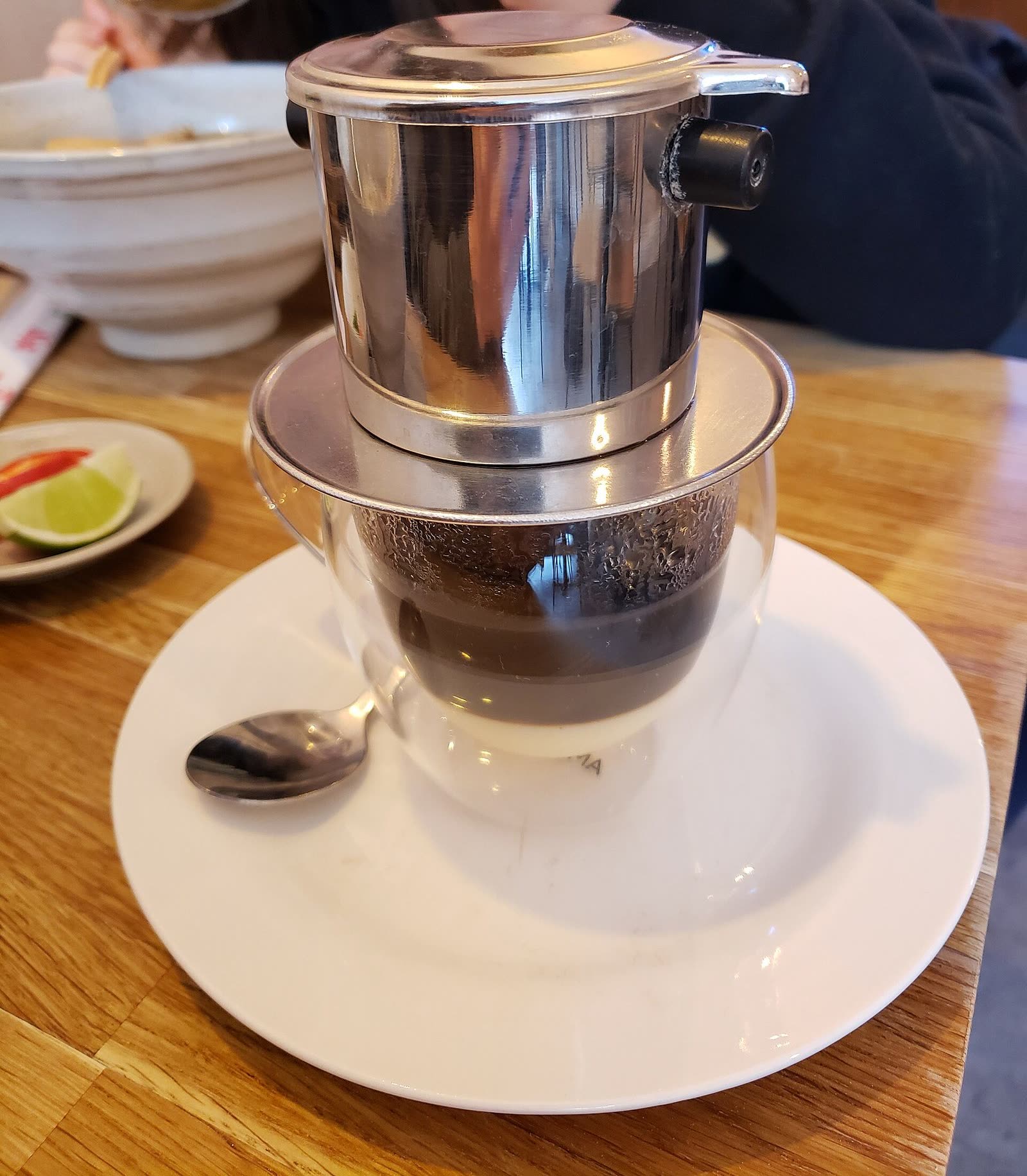 Ảnh mượn theo giấy phép mở — một ly cà phê phin sữa, không phải ly của quán này