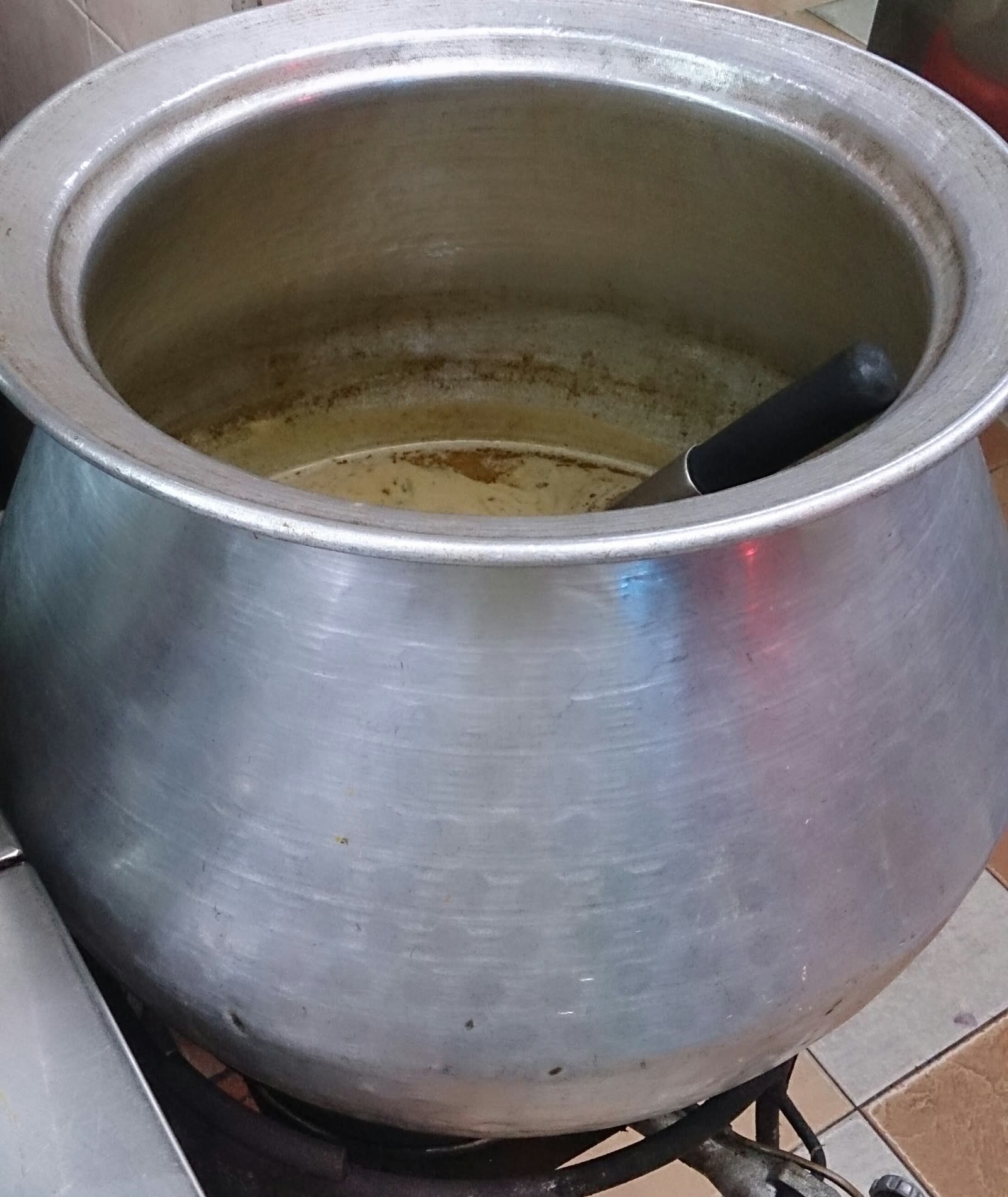 Nồi ninh xương cỡ lớn trên bếp gas ở bếp một quán khác, chụp lúc đã múc gần cạn nên nhìn thấy đáy nồi, không phải nồi của quán này