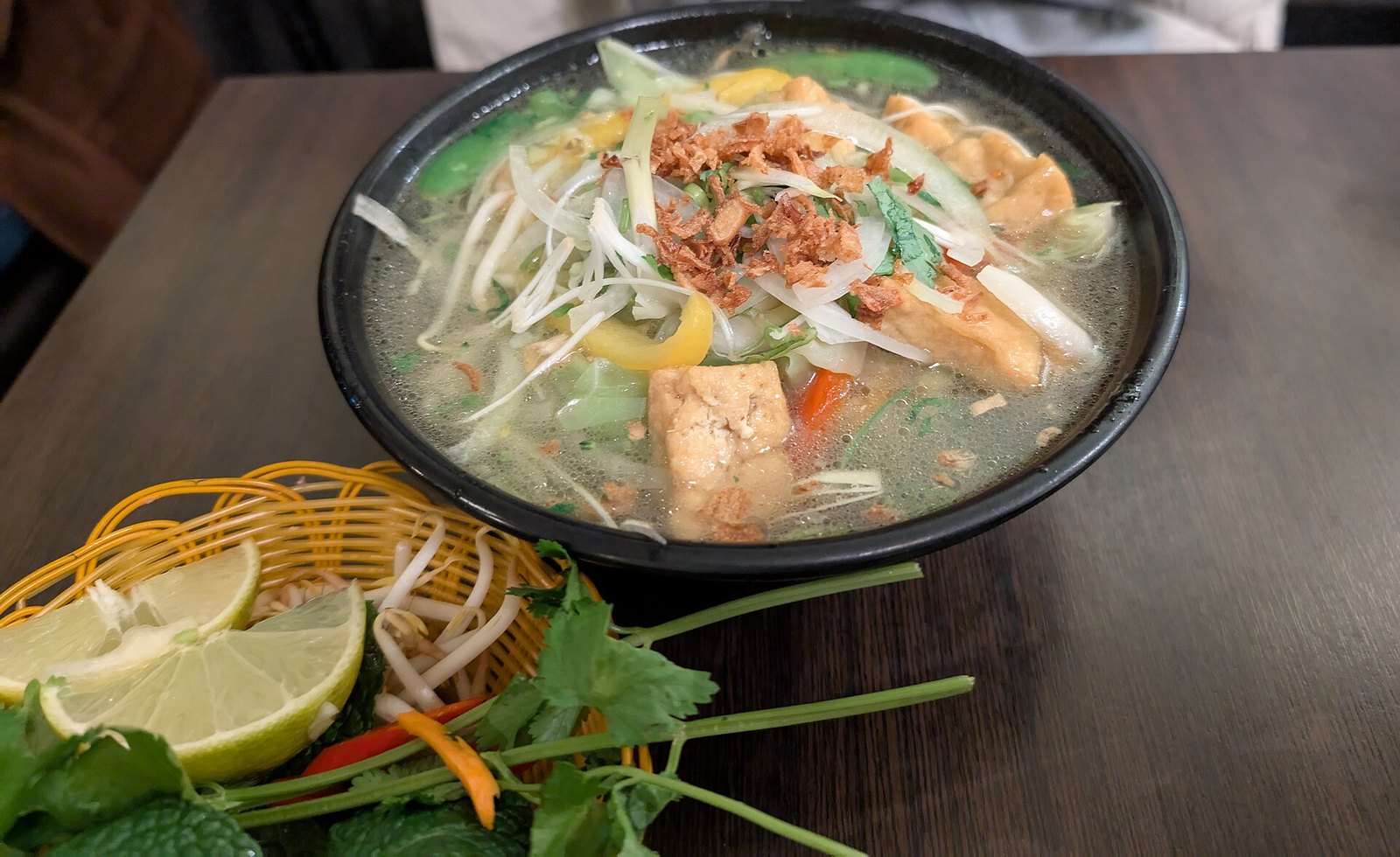 Ảnh mượn theo giấy phép mở — một tô phở chay với đậu phụ và giá, không phải tô phở của quán này