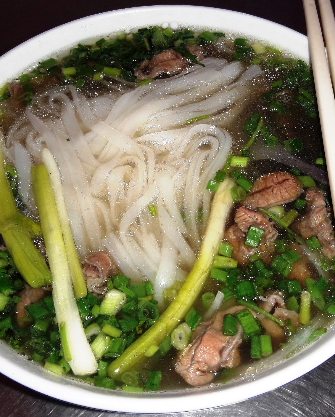 Ảnh mượn theo giấy phép mở — một tô phở bò thịt thái lát và hành chần, không phải tô phở của quán này
