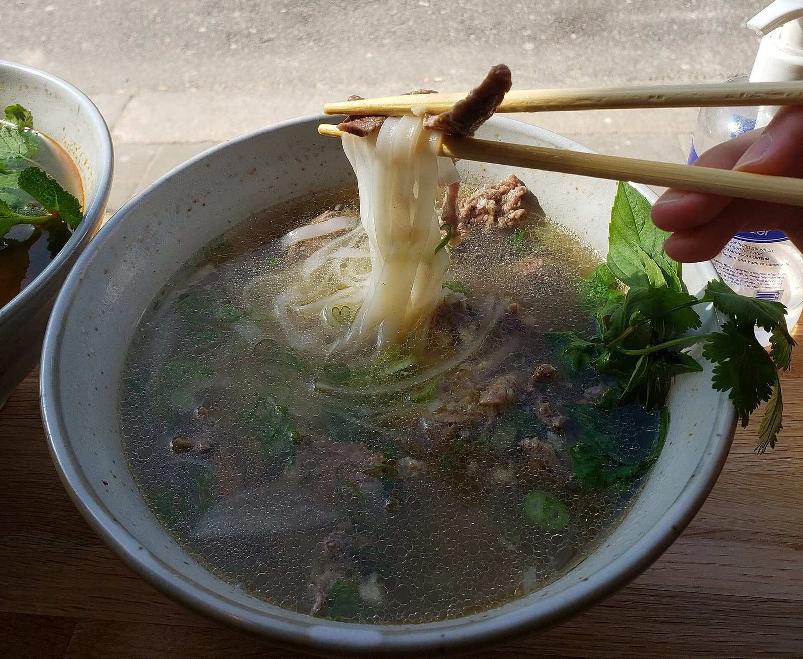 Ảnh mượn theo giấy phép mở — một tô phở đầy đặn, không phải tô phở của quán này
