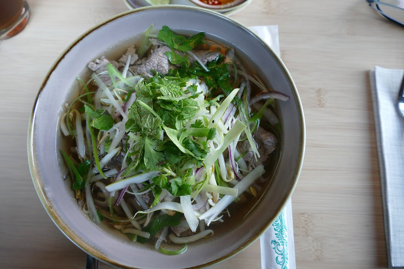 Ảnh mượn theo giấy phép mở — một tô phở bò rắc đầy rau thơm và giá, không phải tô phở của quán này